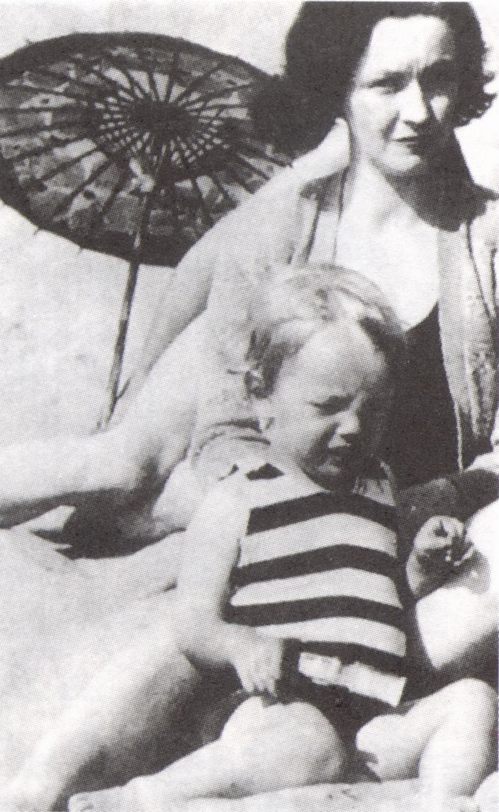 Глэдис Монро Бейкер с двухлетней Нормой Джин; пляж Санта-Моника (1928 год)