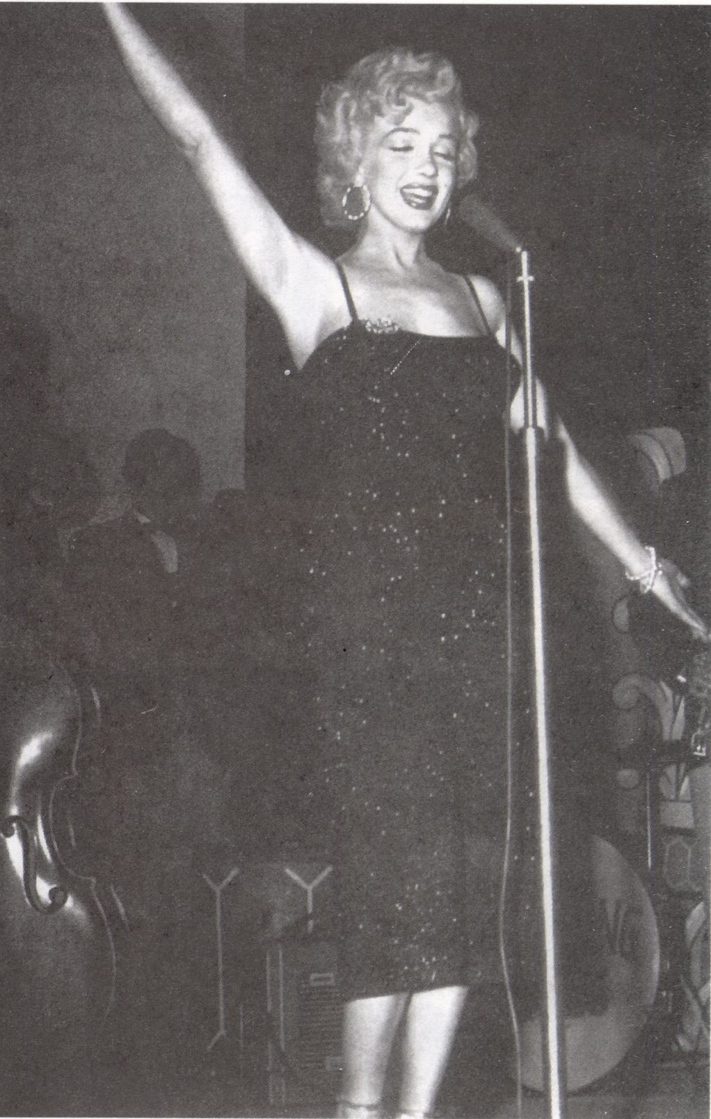 Мэрилин во время выступления в Корее для солдат (февраль 1954 года) исполняет песенку «Бриллианты — вот лучшие друзья девушки» (фото Теда Цешински)