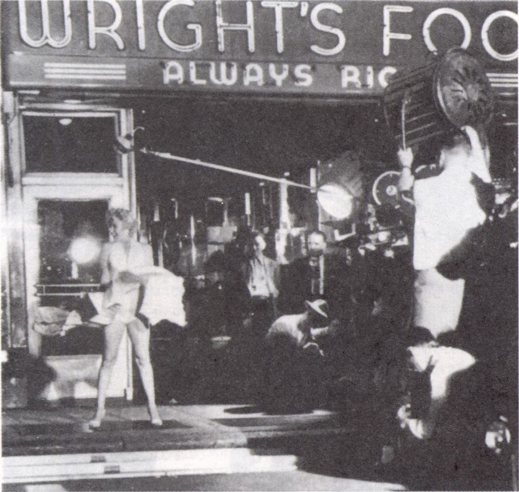 Нью-Йорк, Лексингтон-авеню. На съемочной площадке картины «Зуд седьмого года» (1954 год). Кадры с развевающейся юбкой были позднее воспроизведены в голливудском павильоне