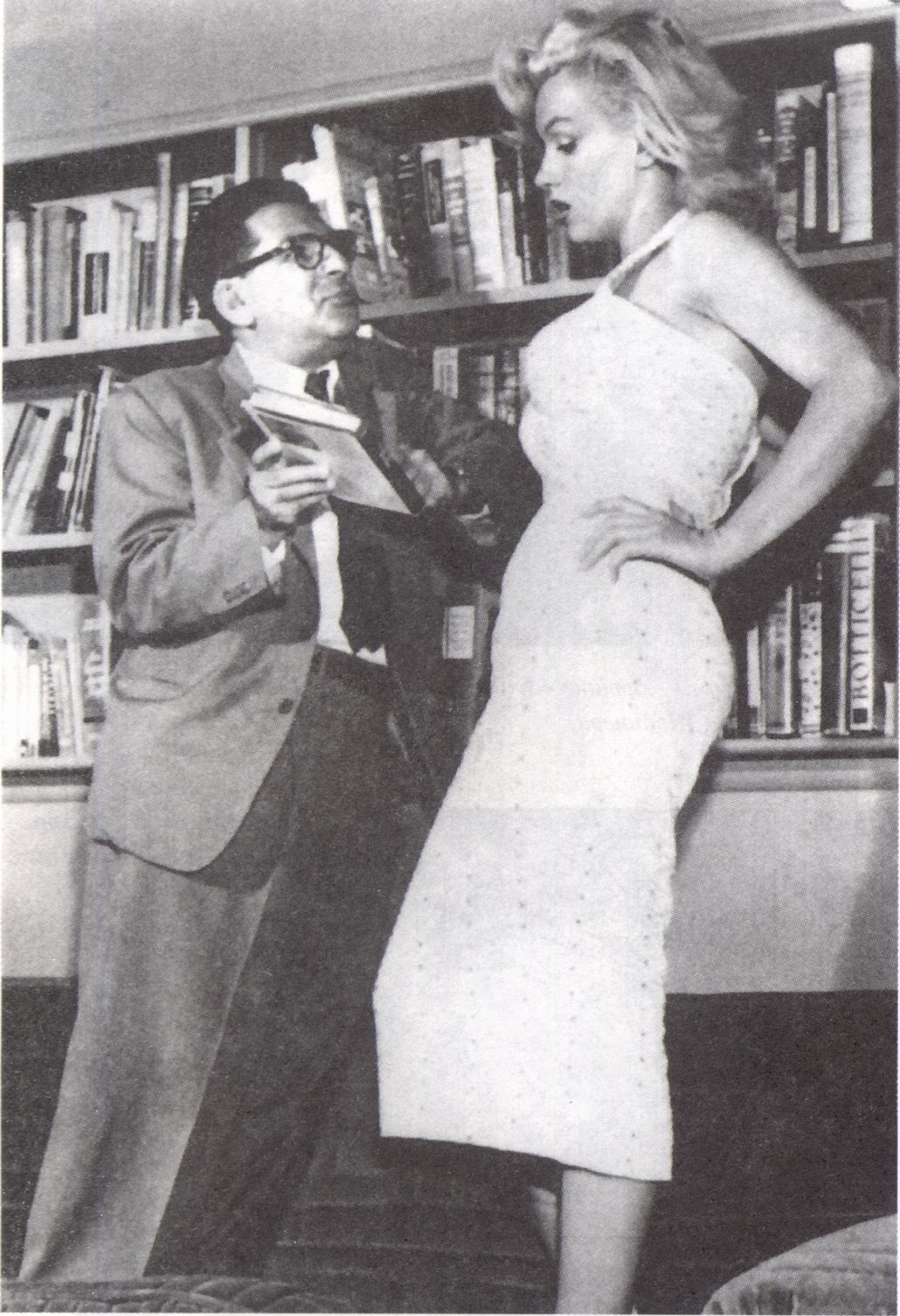 С советчиком, консультантом и создателем легенд, голливудским журналистом Сиднеем Сколски (1954 год)