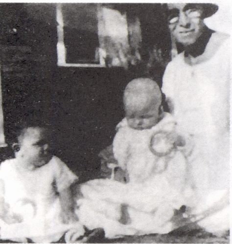 Маленькая Норма Джин (в центре) с мачехой, Идой Болендер, в Хоторне, штат Калифорния, летом 1926 года (из архива Элинор Годдард)