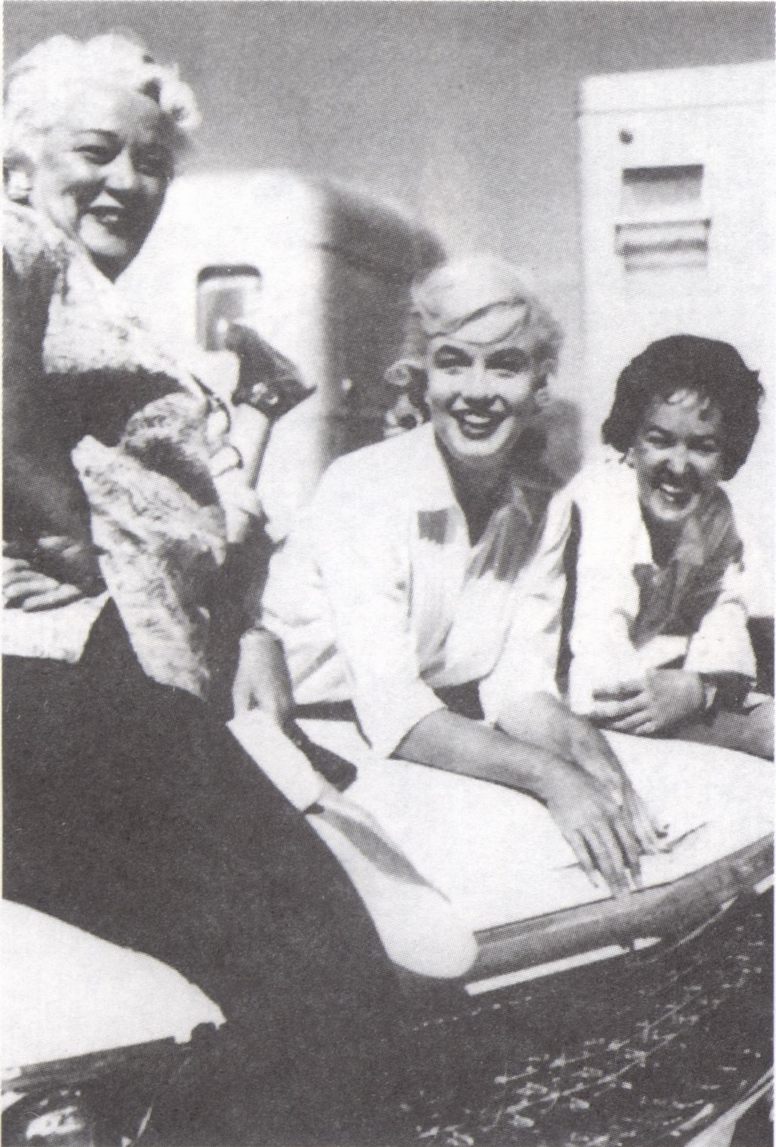 С Банни Гардел и Ширли Стрэйм, на съемочной площадке «Неприкаянных» (1960 год) (из архива Эвелин Мориарти)