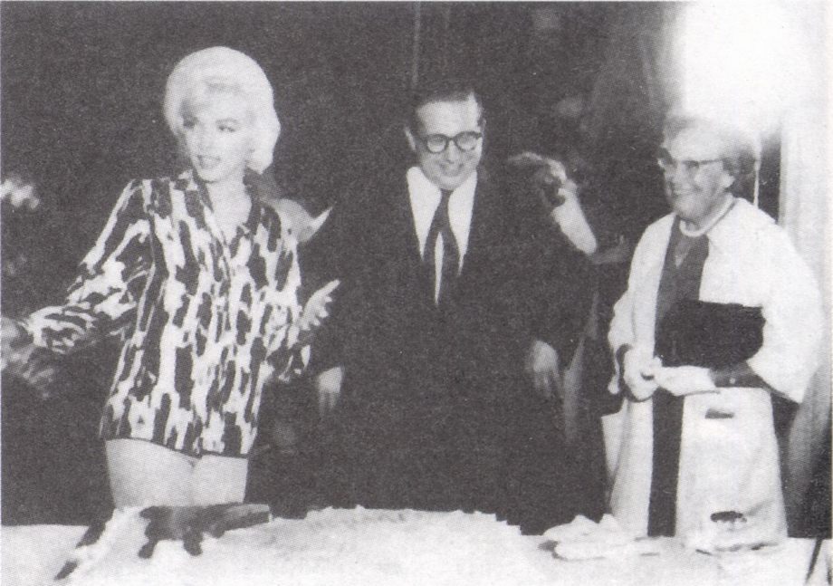 Последний день работы Мэрилин на съемочной площадке; тридцать шестой день рождения (1 июня 1962 года); рядом стоят Генри Вейнстайн и Юнис Мёррей