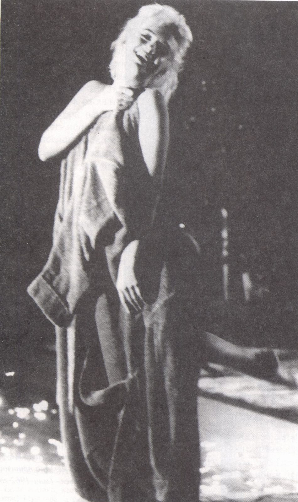 Во время съемок сцены с раздеванием в неоконченной картине «С чем-то пришлось расстаться» (1962 год) (фото Джеймса Митчелла, «XX век — Фокс»; из архива Эвелин Мориарти)