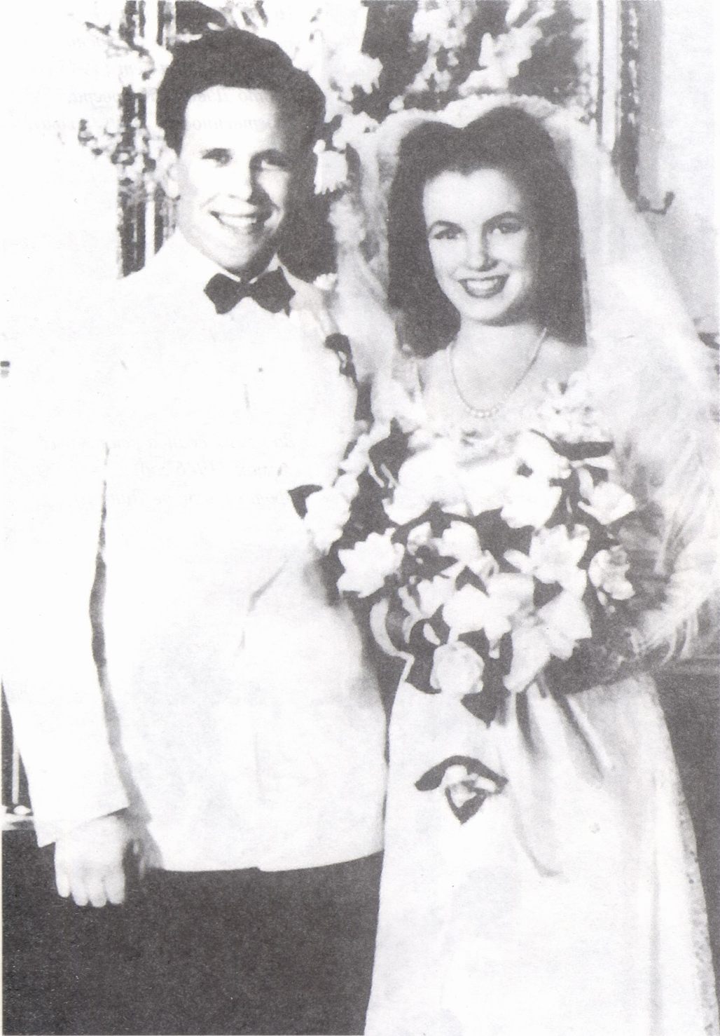 Норма Джин Бейкер и Джеймс Доухерти в день бракосочетания. Лос-Анджелес, июнь 1942 года (фото Акселя Фогга)