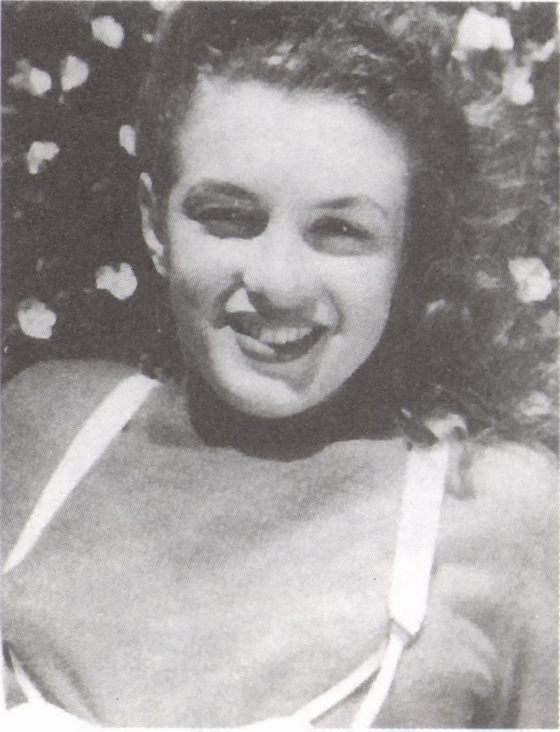 Первое выступление в роли манекенщицы в возрасте девятнадцати лет (1945 год) (фото Дэвида Коновера, собственность Т.Р. Фольи)